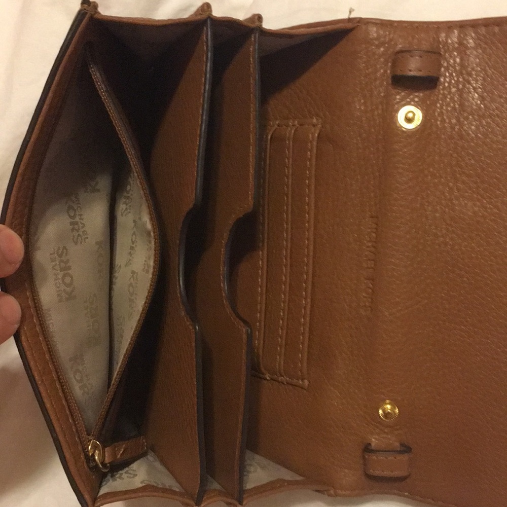 Micheal Kors Corssbody - Picture 3 of 3